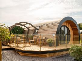 Eira Pod - Luxury Glamping escape - private Hot tub, luxusní kemp v destinaci Pembroke