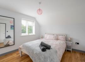 Detached House in Quiet Village - Pets Allowed, Hotel in Ipswich