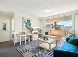 Inner-City 1-Bed with Pool & Spa