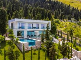 Horizon Villa Luxurious Lakefront Retreat, hotel in Shirokë