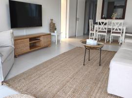 Stay and Nest Casa Nola Elegant Modern Bungalow, Pool & Sea Location, Paphos, bungalov v destinaci Klorakas