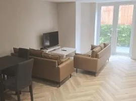 Charming 1-Bed Retreat with Patio: Cozy & Central