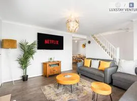 Spacious 3 Bedroom Brighton Home - South Downs - Stunning Sea Views - Garden - Pool Table - FREE Parking