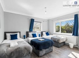Spacious 3 Bedroom Brighton Home - Near South Downs - Stunning Sea Views - Garden - Pool Table - Free Parking for Cars, hotel v destinaci Brighton & Hove