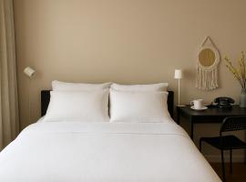 Private Deluxe Room in Downtown Toronto, Steps to Subway & CN Tower, παραλιακό ξενοδοχείο στο Τορόντο
