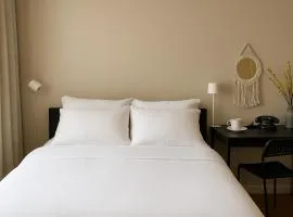 Private Deluxe Room in Downtown Toronto, Steps to Subway & CN Tower