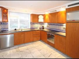 Villa with garden near Amsterdam, hotel in Almere