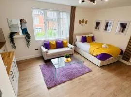 R5 - Newly Renovated Luxury Fully Self-Contained Studio with Private Bathroom and Kitchen