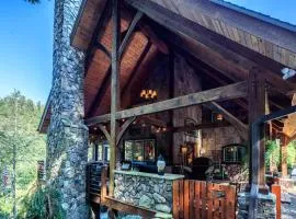 Luxury Riverfront Lodge - Sleeps 12, VIEWS, Fireplaces, Dogs OK