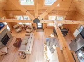 Riverstead Cabin- Riverfront, Wrap Around Porch, Hot Tub & More