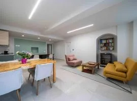 Front Lake Como - 3 Bedrms with AC, Free Parking and Wifi