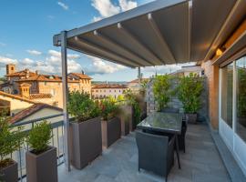 Attico Centrale Piazza Pertinace free parking, ξενοδοχείο στην Άλμπα