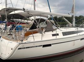 Zážitkové ubytování na vodě, Bavaria 37, ξενοδοχείο σε Frymburk