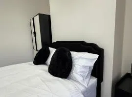 The Clare Court 6BR Luxury Retreat - Sleeps 14 with Complimentary Access to Billing Aquadrome Holiday Village for Swimming - 2 nights minimum