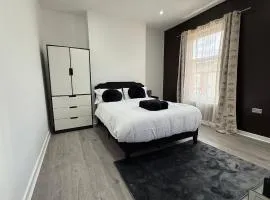 The Clare Court 6BR Luxury Retreat - Sleeps 14 - Modern Amenities, Walk to Train, Bus Stations, Shops & Cafés I Leisure and Business Stays Welcome Contractors and Group Travellers - 2 nights minimum