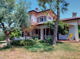 Valentine Lakeside Villa by Bookinggardalake