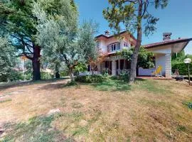 Valentine Lakeside Villa by Bookinggardalake