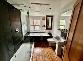 Nomi Homes - Okehampton Place - Exeter - Sleeps 7, hotel i Exeter