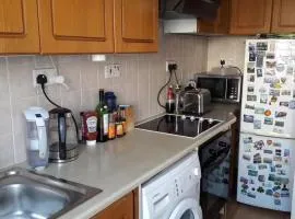 Cozy room with double bed 20 mins to City