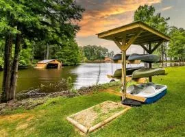 Lakefront 3BR with Bunkhouse and Kayaks, Rowboat Included