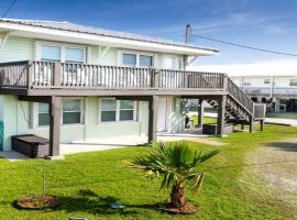 C'est Bon Across from UTV Entry Point! Sleeps 13!, hotel in Grand Isle