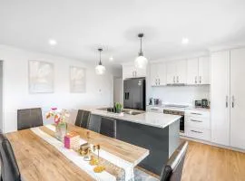 New Stylish Family Escape with Deck - 7 mins to MONA