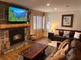 Tastefully Remodeled Condo at Mammoth Ski & Racquet Club, Hot Tub, Garage, 10 Min Walk to Ski Lifts, resort de esqui em Mammoth Lakes