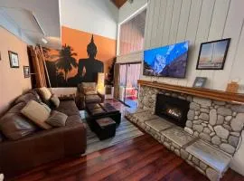 Cozy Studio with Loft at Mammoth Ski & Racquet Club, Hot Tub, Garage, 10 Min Walk to Ski Lifts