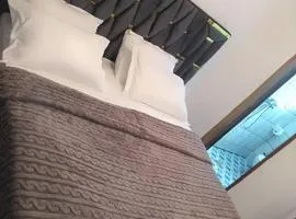 chambre meublée Douala Cameroun, bonapriso, eau chaude, wifi haut débit, clim, gardien