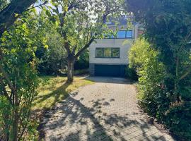 3BR Villa with Big Garden, Ping-Pong, Cinema, Bath, villa in Ghent
