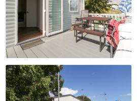 Singh&Leite Family caravan for 10 people, khách sạn ở Jaywick Sands