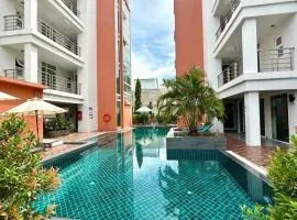 Palace - Spacious 1 bedroom Condo with shared Pool