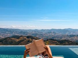 Chalet nas Nuvens with Infinity Pool, hotel i São Bento do Sapucaí