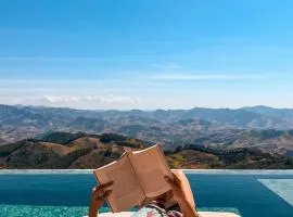 Chalet nas Nuvens with Infinity Pool
