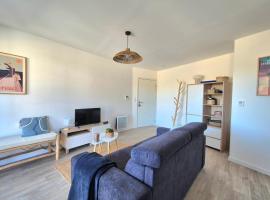 Beautiful apartment with balcony and garden，位于圣库隆的酒店