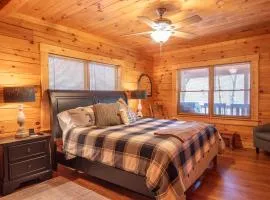 West Jefferson Cabin- Hot Tub, Fireplace, Sleeps 7