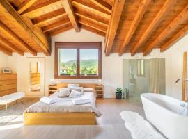 Acogedora casa rural con jardín próxima a Pamplona, hotel v destinaci Larrasoaña