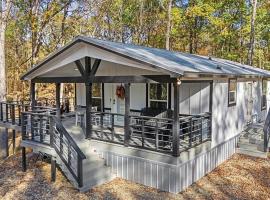 Broken Bow Cabin with Hot Tub, Deck & BBQ, hotel di Broken Bow