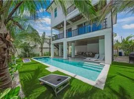 Brand-New Luxury Rental with Pool Spa Rooftop