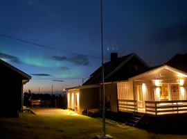 Koselig hus nær sjø og fjell, hotel in Nord-Lenangen