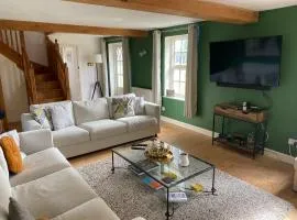 Spacious 6-Bed Countryside Home Surrounded by Nature