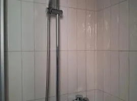 Chambre indépendante à louer avec lit double, WC et salle de bain privatifs