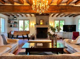 Chambord - Belle demeure avec Grand Parc et Piscine privés, Hotel in Thoury