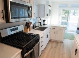 Tiny Blanca at Yosemite Gateway, gl&agrave;mping a Groveland