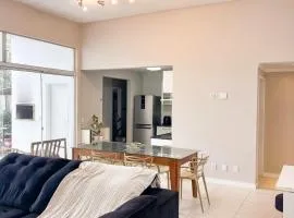 Casa ampla com área de lazer, ar-condicionado, churrasqueira, pátio, 3 quartos