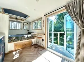 Luxury Shepherds Hut With Wood Fired Hot Tub
