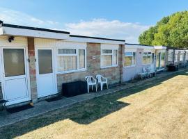 2 Bedroom Chalet SB144, Sandown Bay, Isle of Wight, Dog Friendly, Free Wifi, hotel v destinaci Brading