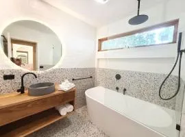 Beach Shack near Grand Prix track. Dog friendly.