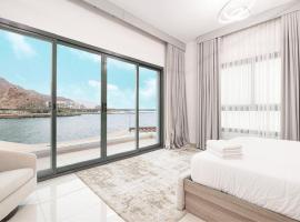 The Pearl Villa - Swimming Pool with Sea and Mountain view - Al Dana Island Fujaira, hotel in Fujairah