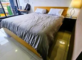 S03 SUITE CON CAMA KING SIZE Premium Frente al TEC CEM con Cocineta WiFi Balcón Parking Terraza 10
